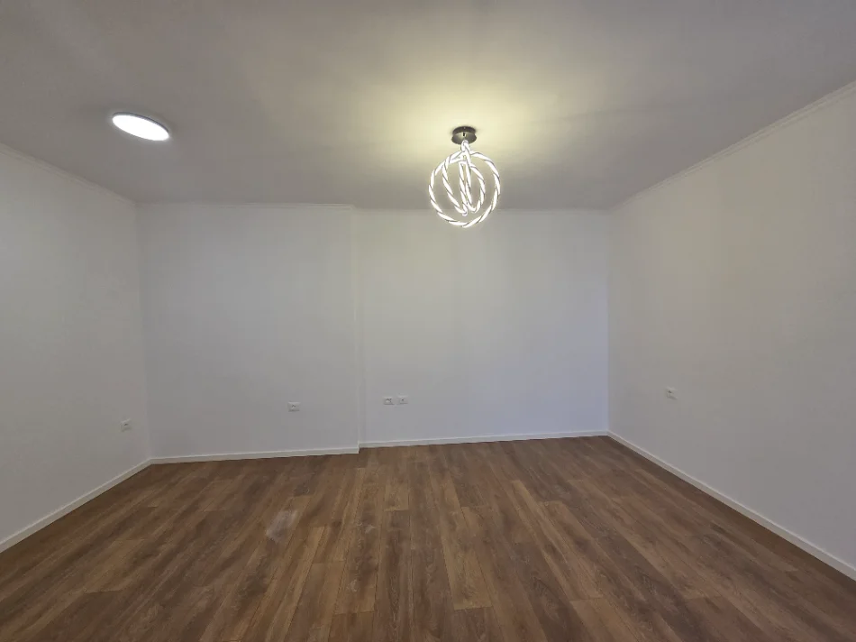 Tirane, shiten 2  garsoniere , (Stadiumi Dinamo)