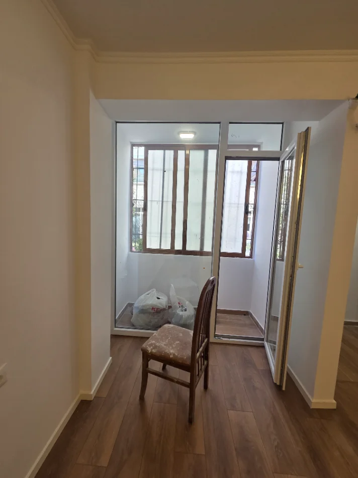 Tirane, shiten 2  garsoniere , (Stadiumi Dinamo)