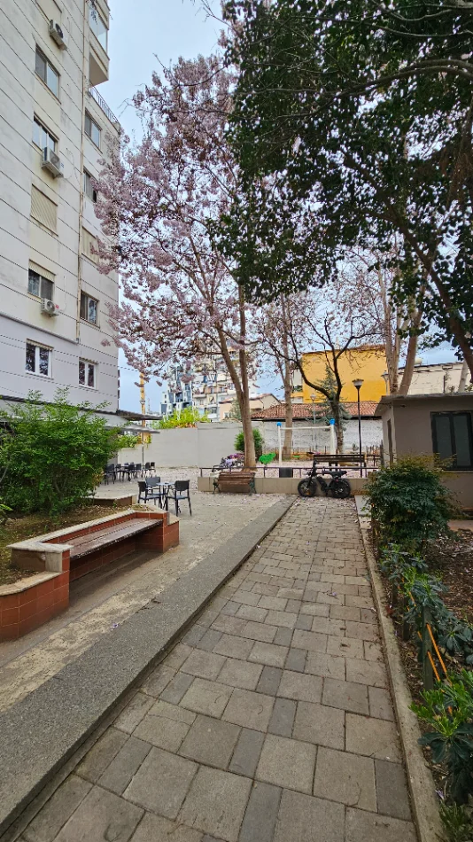 Tirane, jepet me qera apartament 2+1+Aneks+Ballkon Kati 1, 112 m² 900 € (Rruga Barrikadave)