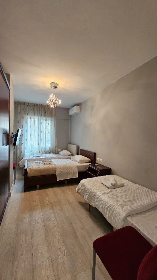 Tirane, jepet me qera apartament 2+1+Aneks+Ballkon Kati 1, 112 m² 900 € (Rruga Barrikadave)