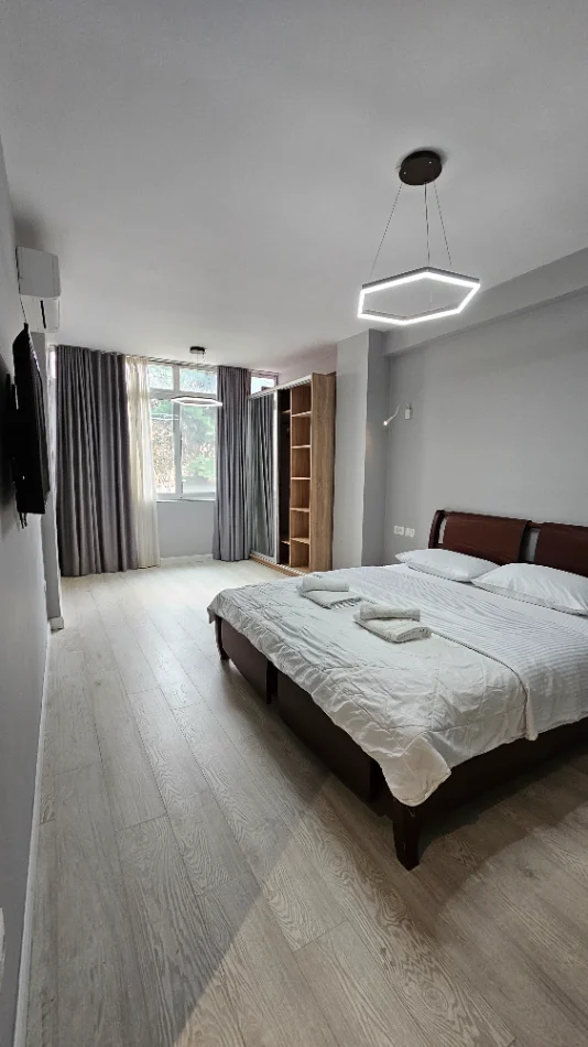 Tirane, jepet me qera apartament 2+1+Aneks+Ballkon Kati 1, 112 m² 900 € (Rruga Barrikadave)