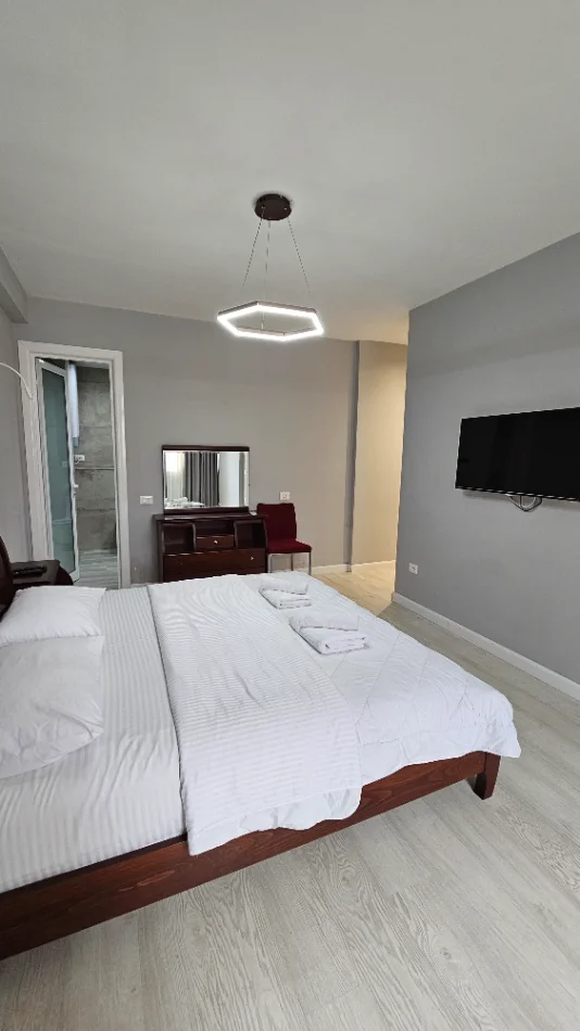 Tirane, jepet me qera apartament 2+1+Aneks+Ballkon Kati 1, 112 m² 900 € (Rruga Barrikadave)