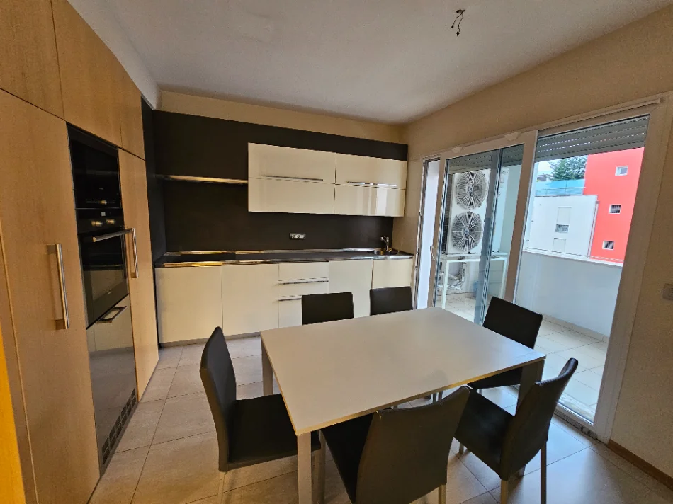 Tirane, shitet apartament 3+1 Kati 6, 164 m² 624.000 € (Liqeni Tiranes)