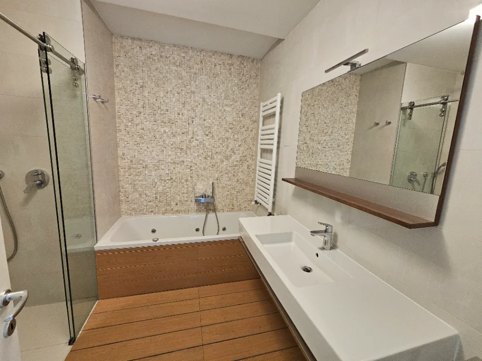 Tirane, shitet apartament 3+1 Kati 6, 164 m² 624.000 € (Liqeni Tiranes)