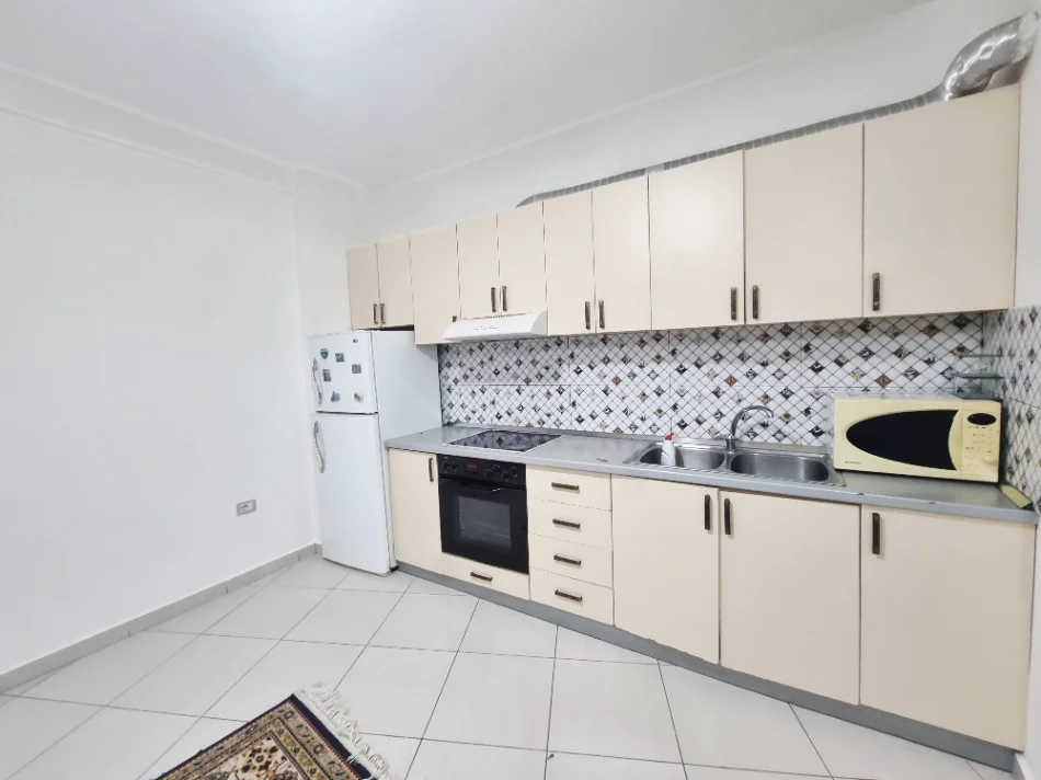 Tirane, jepet me qera apartament 2+1+Ballkon Kati 3, 120 m² 470 € 