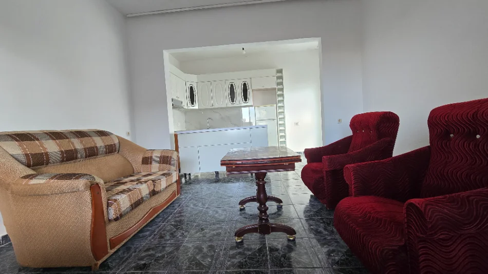 Tirane, jepet me qera shtepi 2+1 Kati 2, 1 m² 450 € (Rruga Kristaq Capo)