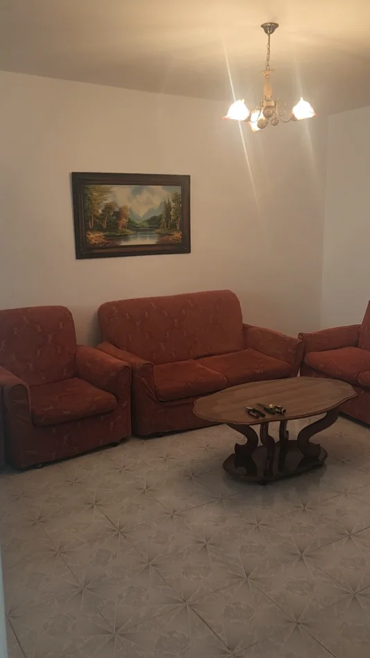 Tirane, jepet me qera apartament 1+1+Ballkon Kati 4, 70 m² 300 € (Xhambllik)