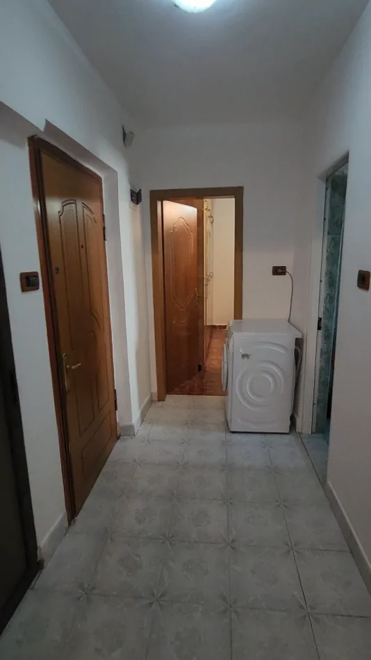 Tirane, jepet me qera apartament 1+1+Ballkon Kati 4, 70 m² 300 € (Xhambllik)