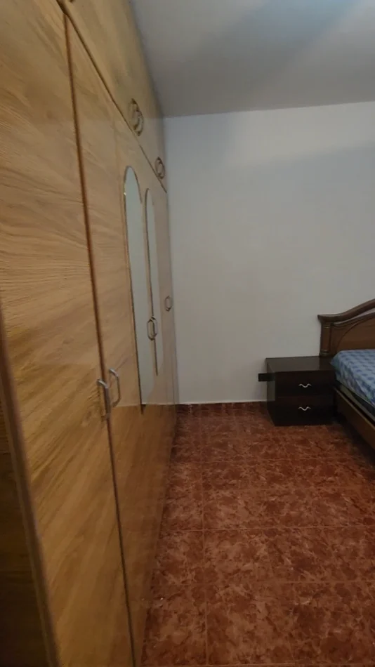 Tirane, jepet me qera apartament 1+1+Ballkon Kati 4, 70 m² 300 € (Xhambllik)