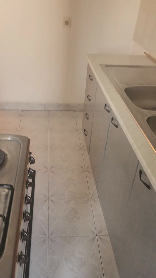 Tirane, jepet me qera apartament 1+1+Ballkon Kati 4, 70 m² 300 € (Xhambllik)