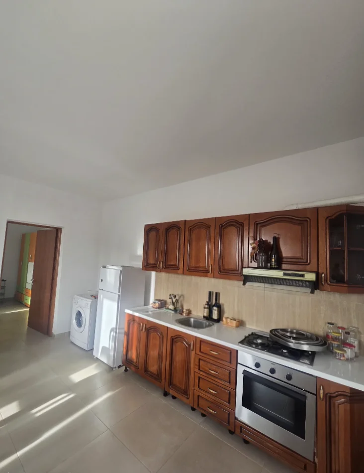 Tirane, jepet me qera Vile 1+1+Ballkon Kati 1, 70 m² 420 € (Rruga 3 vellezrit kondi)