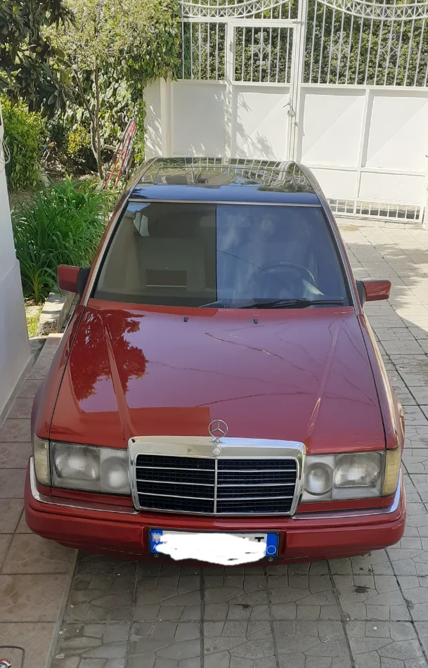 Tirane, shes makine Mercedes 200 viti 1992 Nafte, e kuqe manuale 300.000 km 3.300 €