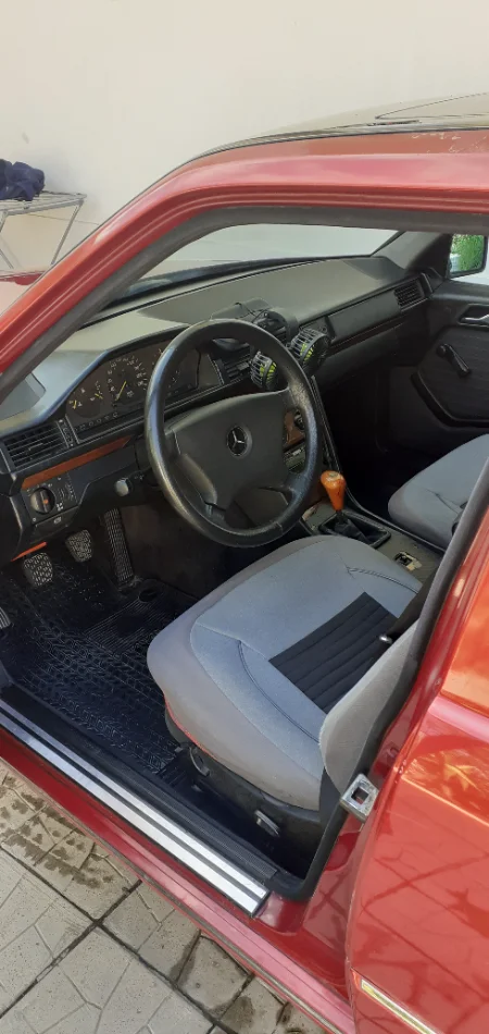 Tirane, shes makine Mercedes 200 viti 1992 Nafte, e kuqe manuale 300.000 km 3.300 €