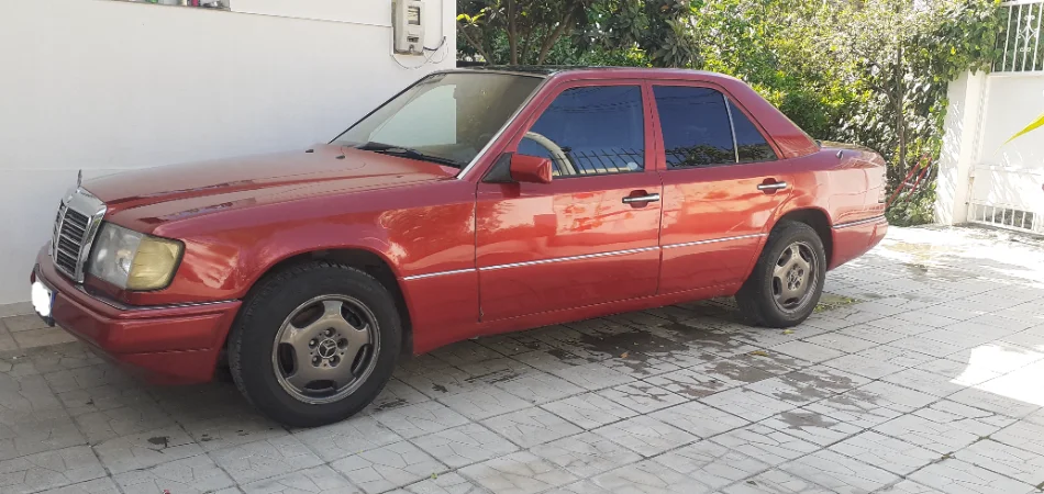 Tirane, shes makine Mercedes 200 viti 1992 Nafte, e kuqe manuale 300.000 km 3.300 €