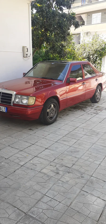 Tirane, shes makine Mercedes 200 viti 1992 Nafte, e kuqe manuale 300.000 km 3.300 €
