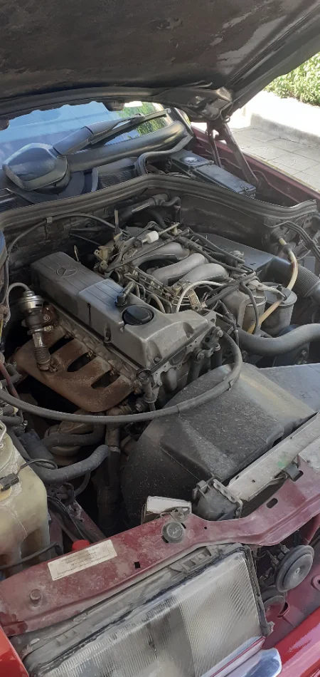 Tirane, shes makine Mercedes 200 viti 1992 Nafte, e kuqe manuale 300.000 km 3.300 €