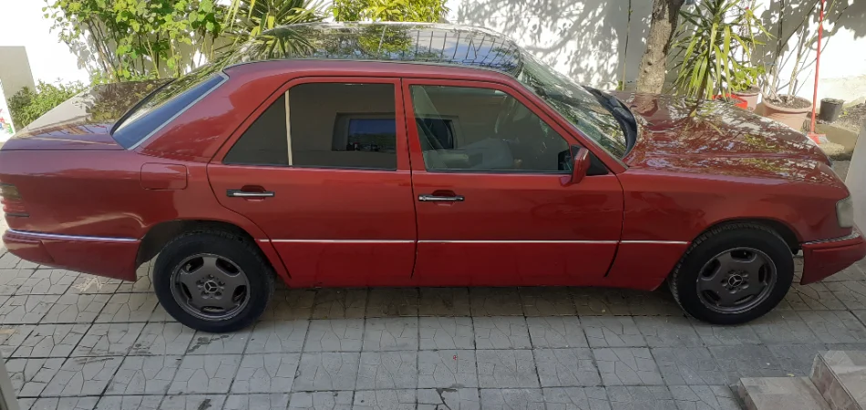 Tirane, shes makine Mercedes 200 viti 1992 Nafte, e kuqe manuale 300.000 km 3.300 €