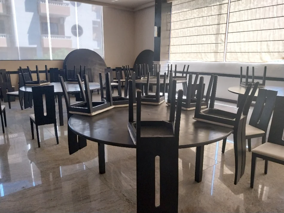 Durres, shes aksesore OKAZION. MBYLLET HOTEL GOLEM. SHITEN 17 TAVOLINA DRURI RRUMBULLAKE PËR 8 - 10 PERSONA.