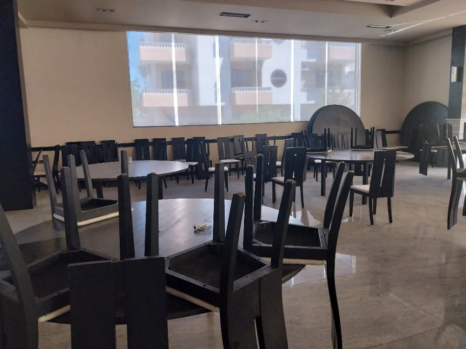 Durres, shes aksesore OKAZION. MBYLLET HOTEL GOLEM. SHITEN 17 TAVOLINA DRURI RRUMBULLAKE PËR 8 - 10 PERSONA.