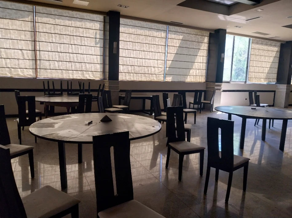 Durres, shes aksesore OKAZION. MBYLLET HOTEL GOLEM. SHITEN 17 TAVOLINA DRURI RRUMBULLAKE PËR 8 - 10 PERSONA.