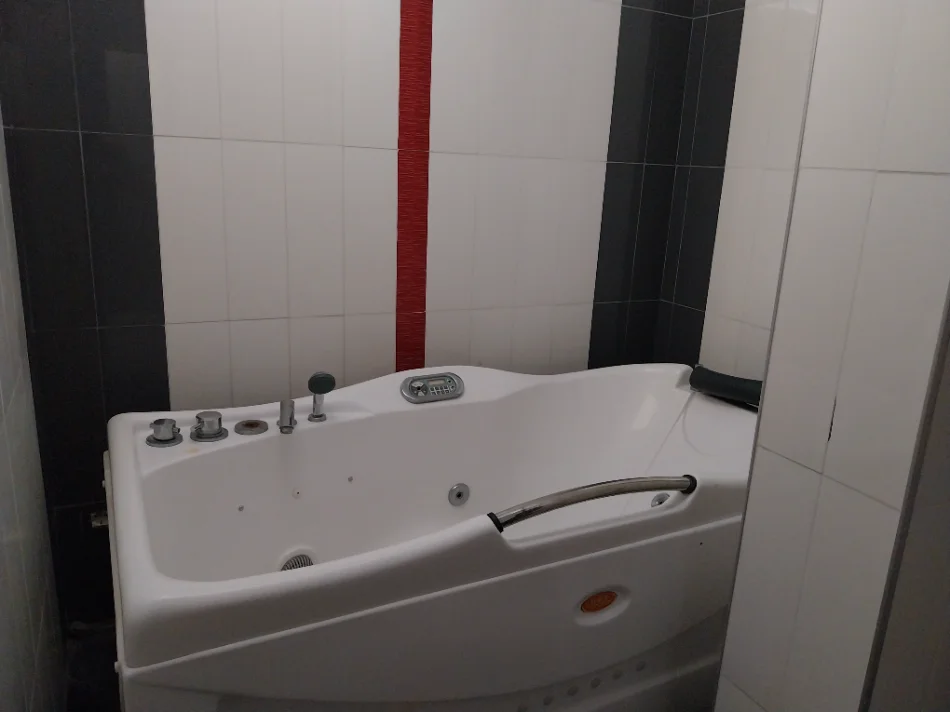Tirane, shes aksesore OKAZION. MBYLLET HOTEL GOLEM. SHITEN 6 VASKA TË NDRYSHME - GOLEM