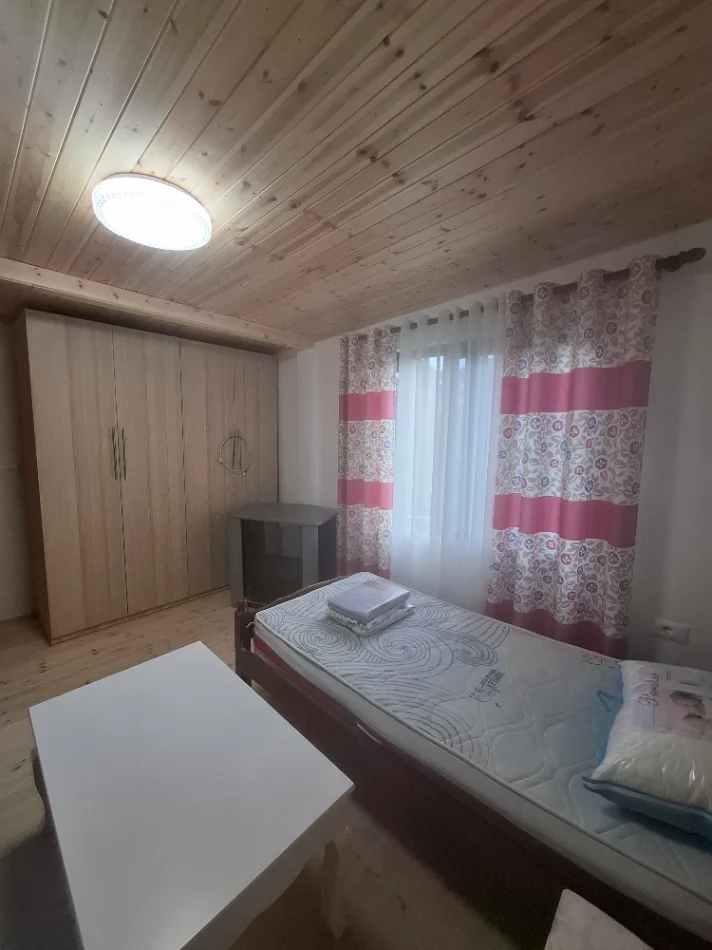 Tirane, jepet me qera garsonier 1+1 Kati 2, 45 m² 280 € (perballe shkolles Bashkim Fino, prane Qyteti Studentit)