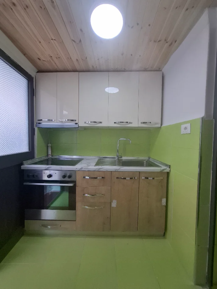 Tirane, jepet me qera garsonier 1+1 Kati 2, 45 m² 280 € (perballe shkolles Bashkim Fino, prane Qyteti Studentit)