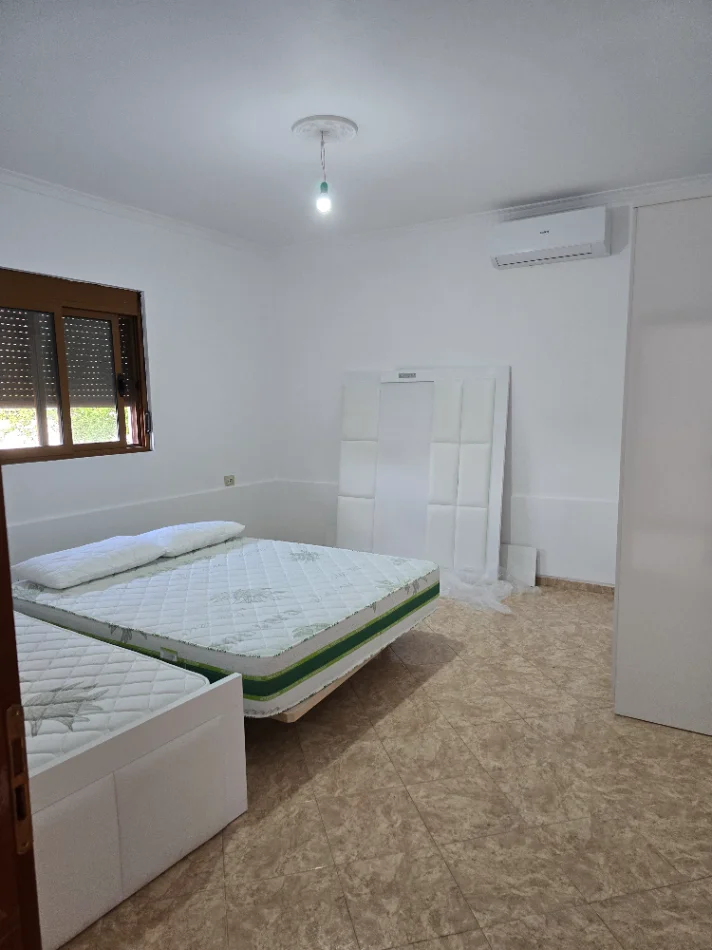 Tirane, jepet me qera apartament 1+1 Kati 1, 100 m² 450 € ( Apartament ne nje shtepi private )(Rruga 3 vellezerit Kondi, tek Vilat Amerikane.)
