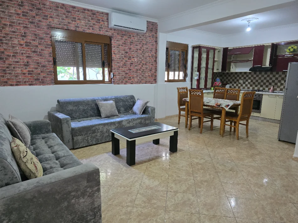 Tirane, jepet me qera apartament 1+1 Kati 1, 100 m² 450 € ( Apartament ne nje shtepi private )(Rruga 3 vellezerit Kondi, tek Vilat Amerikane.)