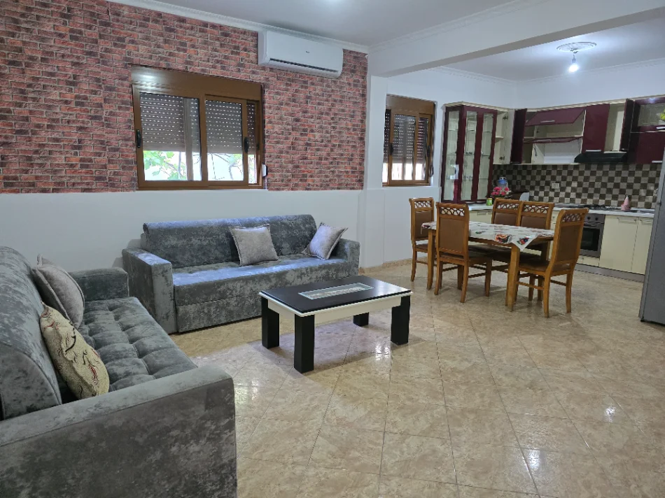 Tirane, jepet me qera apartament 1+1 Kati 1, 100 m² 450 € ( Apartament ne nje shtepi private )(Rruga 3 vellezerit Kondi, tek Vilat Amerikane.)