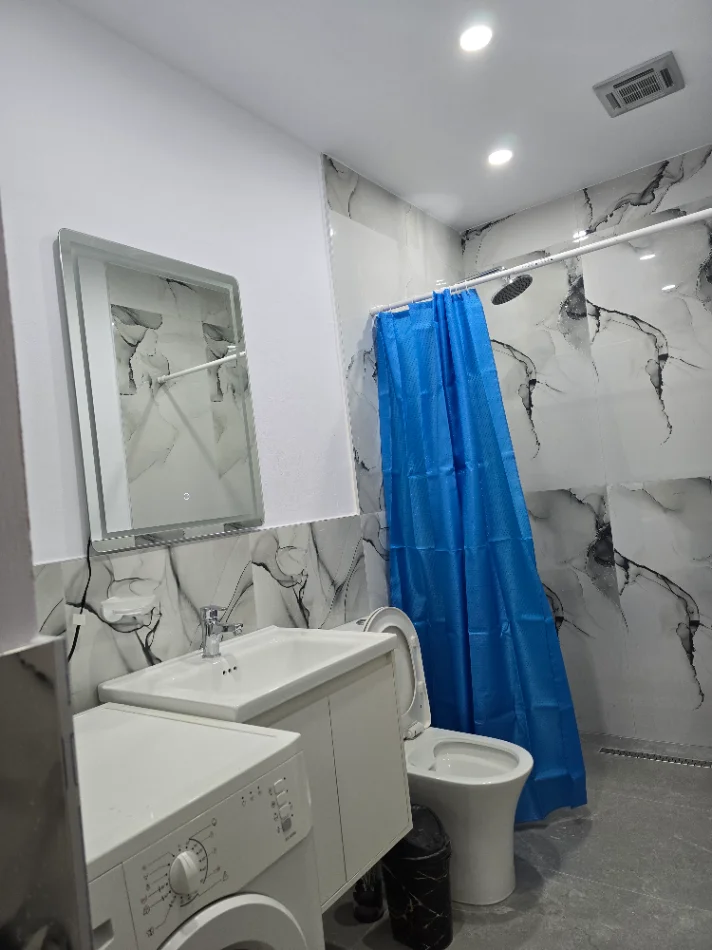 Tirane, jepet me qera apartament 1+1 Kati 1, 100 m² 450 € ( Apartament ne nje shtepi private )(Rruga 3 vellezerit Kondi, tek Vilat Amerikane.)