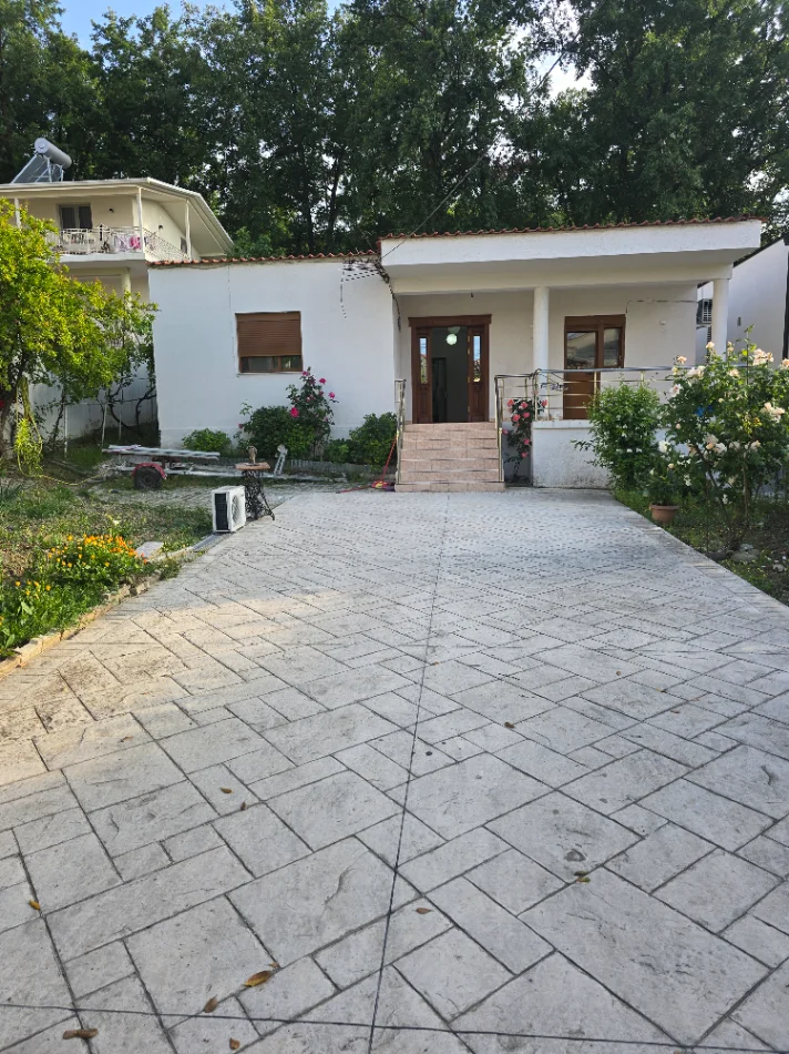 Tirane, jepet me qera apartament 1+1 Kati 1, 100 m² 450 € ( Apartament ne nje shtepi private )(Rruga 3 vellezerit Kondi, tek Vilat Amerikane.)