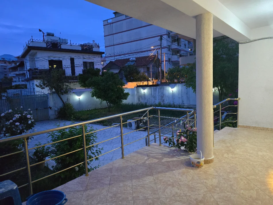 Tirane, jepet me qera apartament 1+1 Kati 1, 100 m² 450 € ( Apartament ne nje shtepi private )(Rruga 3 vellezerit Kondi, tek Vilat Amerikane.)