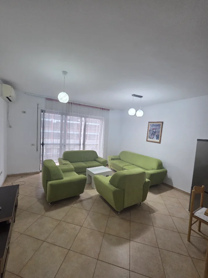 Tirane, jepet me qera 1+1+Ballkon , 71 m² 600 € (Komuna Parisit)