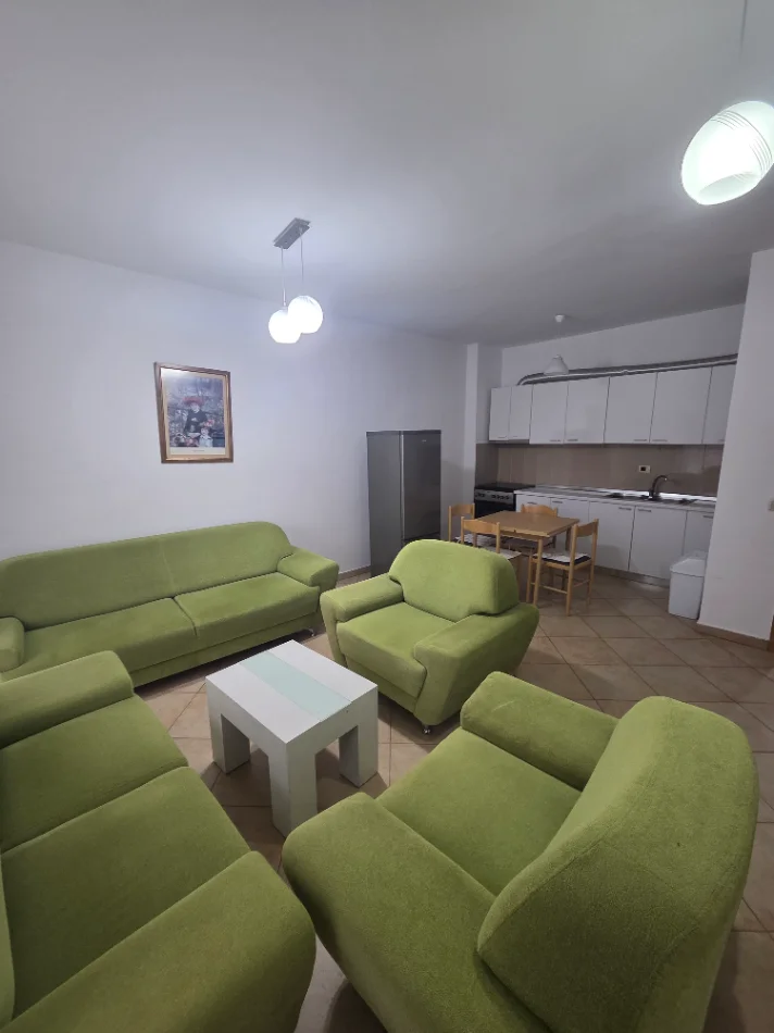 Tirane, jepet me qera 1+1+Ballkon , 71 m² 600 € (Komuna Parisit)