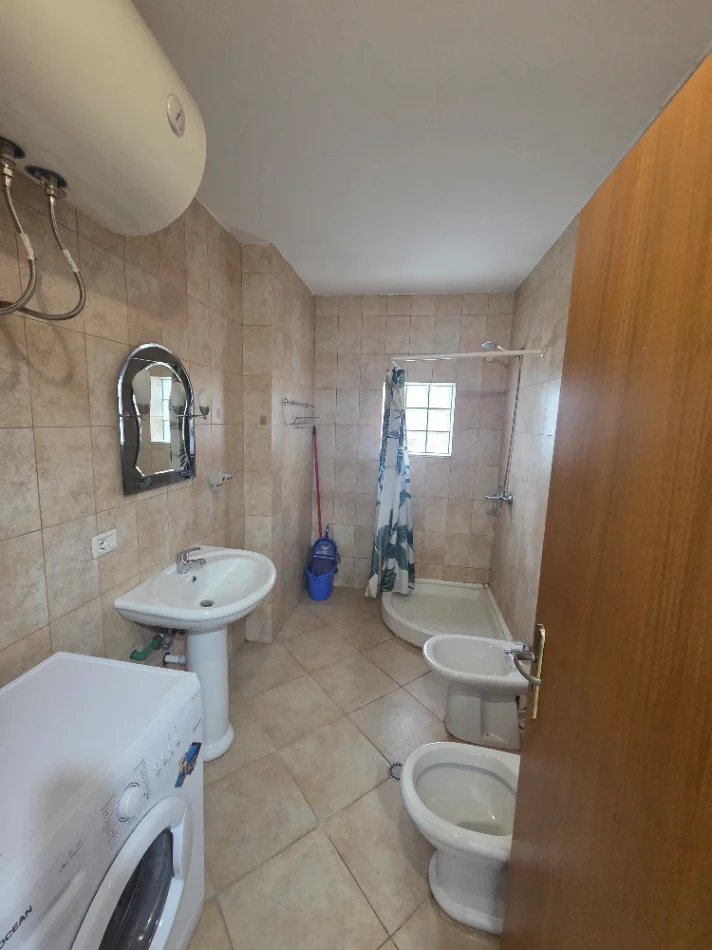 Tirane, jepet me qera 1+1+Ballkon , 71 m² 600 € (Komuna Parisit)