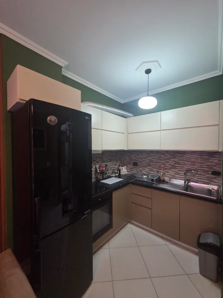 Tirane, shes 3+1+Ballkon , 170.000 €