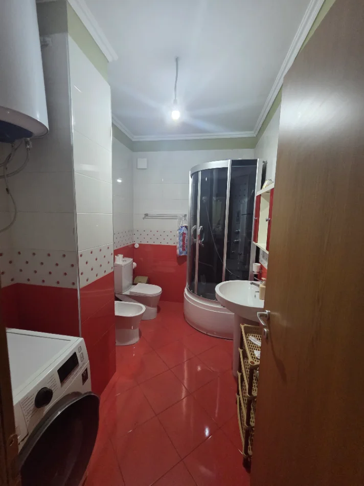Tirane, shes 3+1+Ballkon , 170.000 €