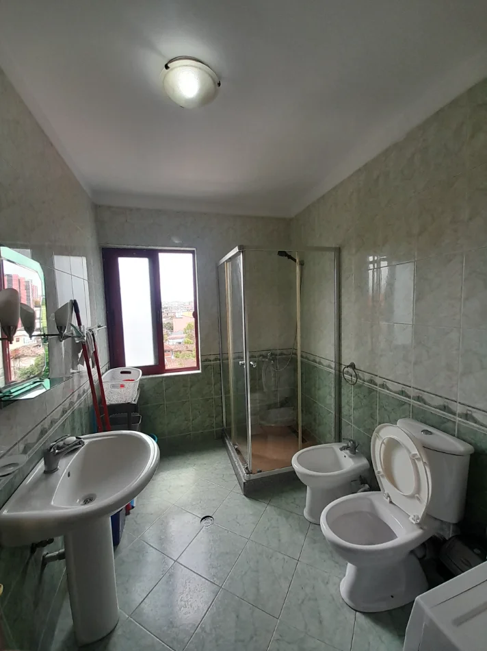 Tirane, jepet me qera Apartament 1+1 ,Kati 4, Cmimi 53.000 Lekë të Reja, Farmacia 10, Rruga Dibrës,  Tiranë.