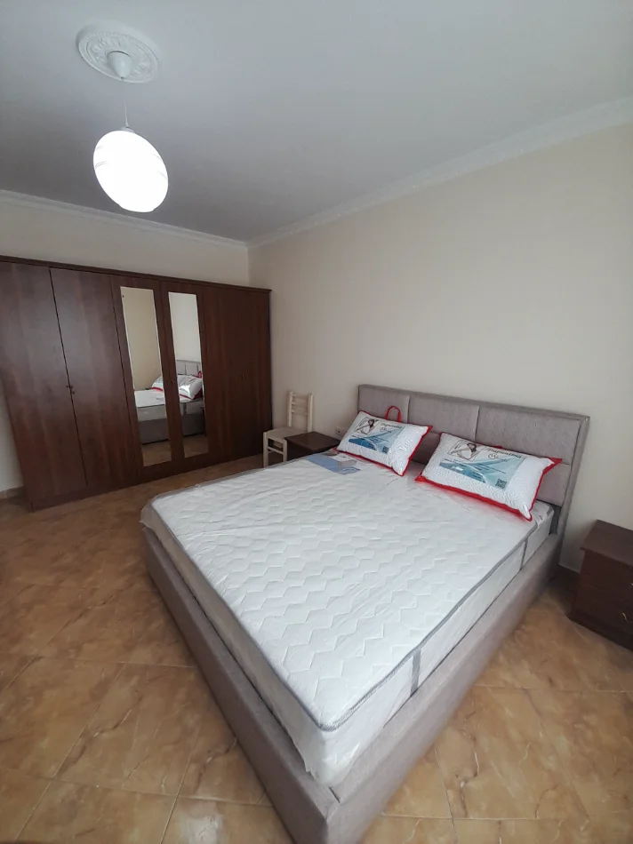 Tirane, jepet me qera Apartament 1+1 ,Kati 4, Cmimi 53.000 Lekë të Reja, Farmacia 10, Rruga Dibrës,  Tiranë.