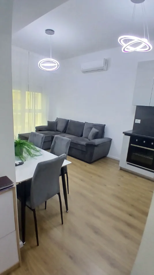 Tirane, jepet me qera apartament 1+1+Ballkon Kati 3, 53 m² 