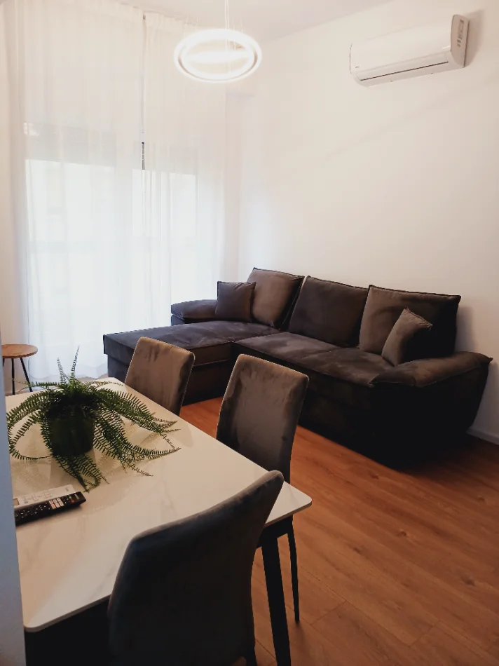 Tirane, jepet me qera apartament 1+1+Ballkon Kati 3, 53 m² 