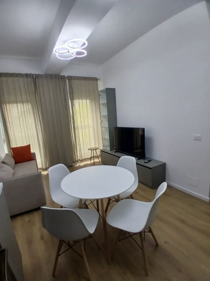 Tirane, jepet me qera apartament 1+1+Ballkon Kati 3, 53 m² 