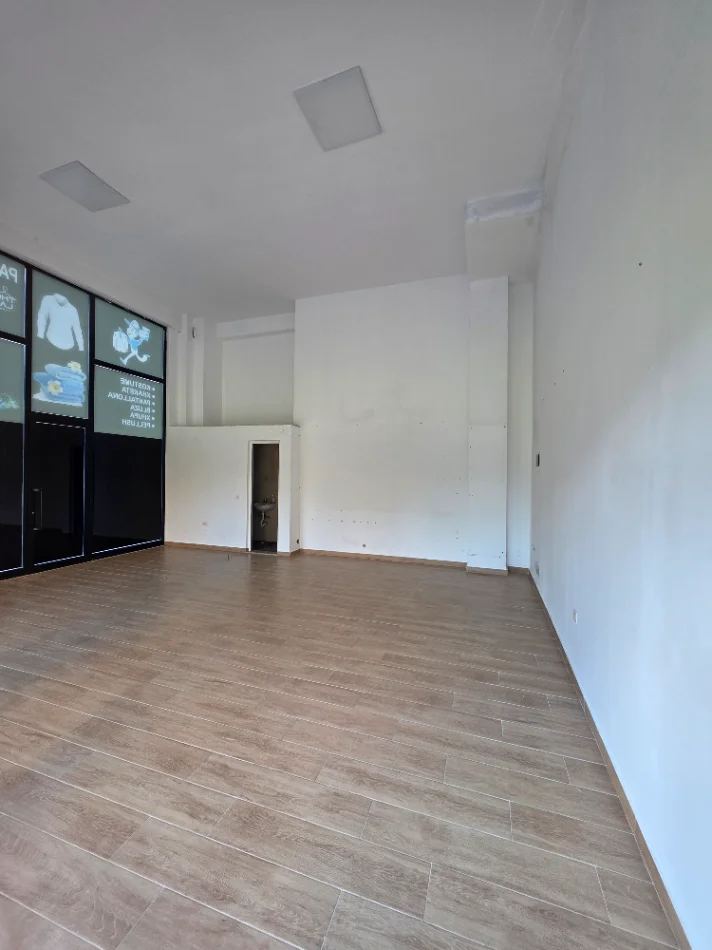 Tirane, jap me qera ambjent biznesi Kati 0, 52 m² 650 € (Tom Plezha)