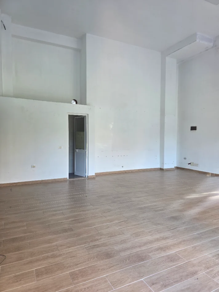Tirane, jap me qera ambjent biznesi Kati 0, 52 m² 650 € (Tom Plezha)