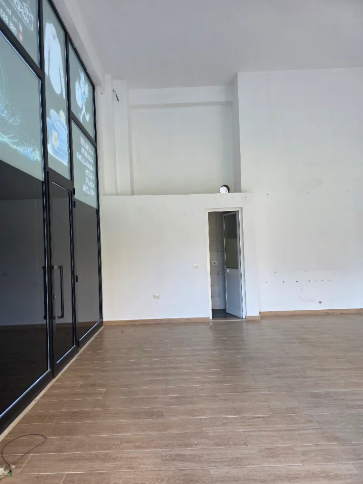 Tirane, jap me qera ambjent biznesi Kati 0, 52 m² 650 € (Tom Plezha)