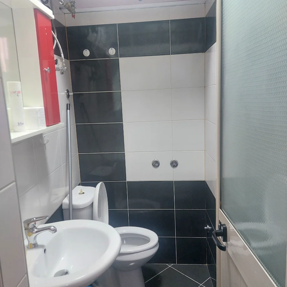 Tirane, jap me qera zyre Kati 0, 30 m² 300 € (Shyqyri Berxolli, pall 18/2)