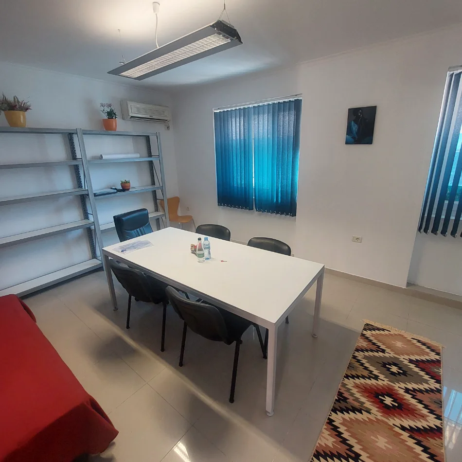 Tirane, jap me qera zyre Kati 0, 30 m² 300 € (Shyqyri Berxolli, pall 18/2)