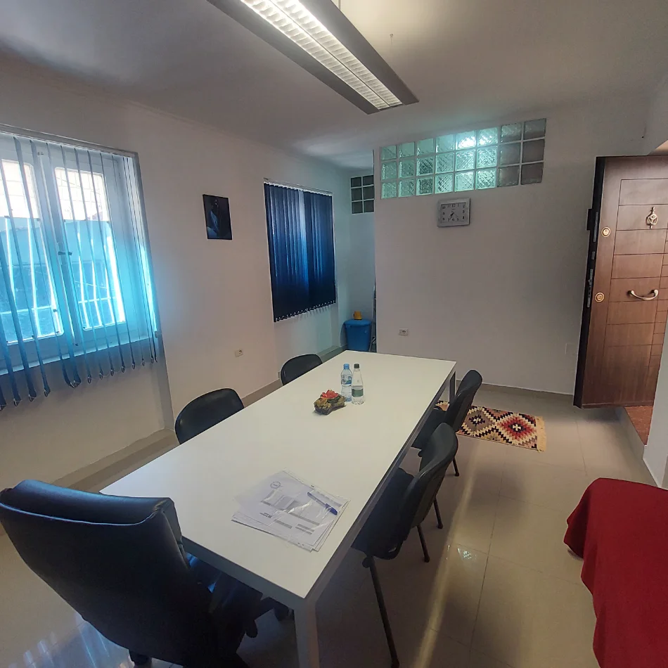 Tirane, jap me qera zyre Kati 0, 30 m² 300 € (Shyqyri Berxolli, pall 18/2)