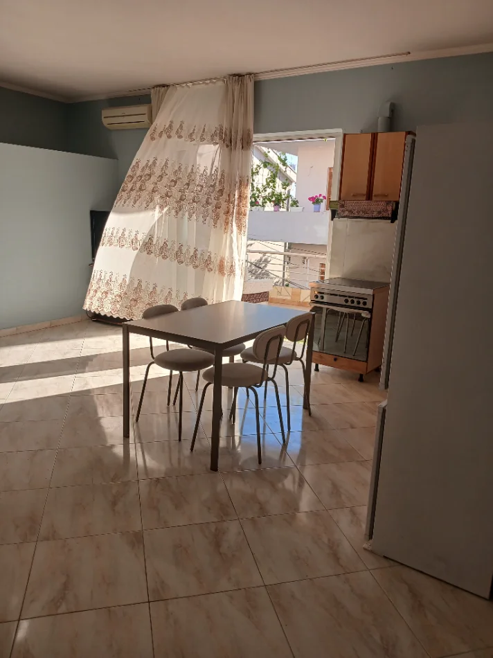 Tirane, jepet me qera apartament 1+1+Ballkon Kati 2, 90 m² 450 € 